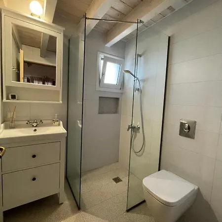 Semesterbostad The White House Above Egremni *