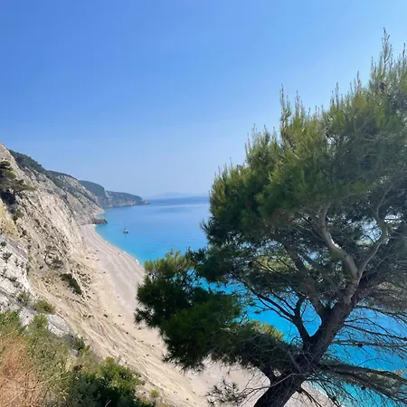 The White House Above Egremni